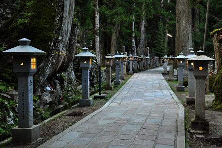 Hlavní cesta skrze Okunoin